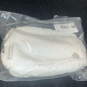 Lululemon Everywhere Belt Bag 1L ONE SIZE Plush
Fleece Bone/Silver NWT